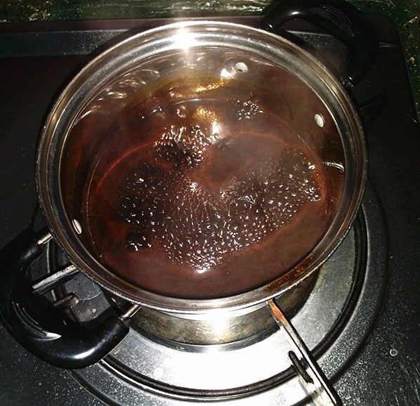 照烧鸡腿饭,用中小火煮至液体浓缩至一半,稍有些焦糖香时关火备用