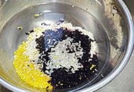 砂锅杂粮豆沙粥,各种谷类洗净，放入砂锅里