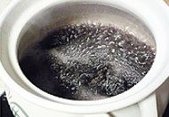 砂锅杂粮豆沙粥,大火煮开，煮沸转小火，盖锅盖慢煮