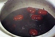 砂锅杂粮豆沙粥,加入<a style='color:red;display:inline-block;' href='/shicai/ 2471'>大枣</a>和<a style='color:red;display:inline-block;' href='/shicai/ 603'>葡萄干</a>继续煮5分钟