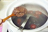 砂锅杂粮豆沙粥,加入<a style='color:red;display:inline-block;' href='/shicai/ 475'>红豆沙</a>，熬至粥再次沸且浓稠即可关火
