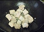 枣香小排,炒锅大火烧热转中火,加入油,放入排骨