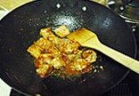 枣香小排,翻炒到排骨边缘的肉蜷缩且锅里的花雕酒蒸发只剩油时,加入<a style='color:red;display:inline-block;' href='/shicai/ 699'>番茄酱</a>