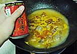枣香小排,翻炒均匀后加清水为排骨的1/2高度的量,加入红枣汁饮料,盖锅盖大火烧开锅转中小火