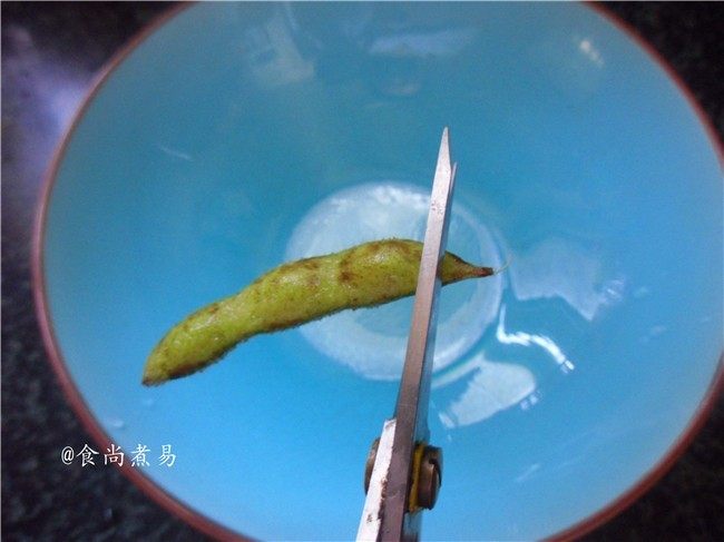 五香滋味黄豆夹,用剪刀剪去两头尖嘴,这样做的目的是让毛豆吃起来更方便,不伤嘴巴又美观,切口处容易渗入香料,吃起来更香更入味