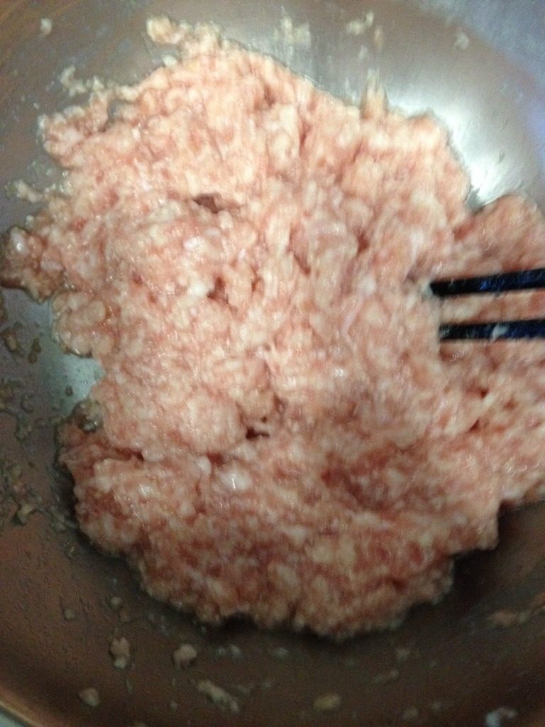 Yaya的“扬州狮子头”,<a style='color:red;display:inline-block;' href='/shicai/ 428'>五花肉</a>，<a style='color:red;display:inline-block;' href='/shicai/ 35'>荸荠</a>剁碎