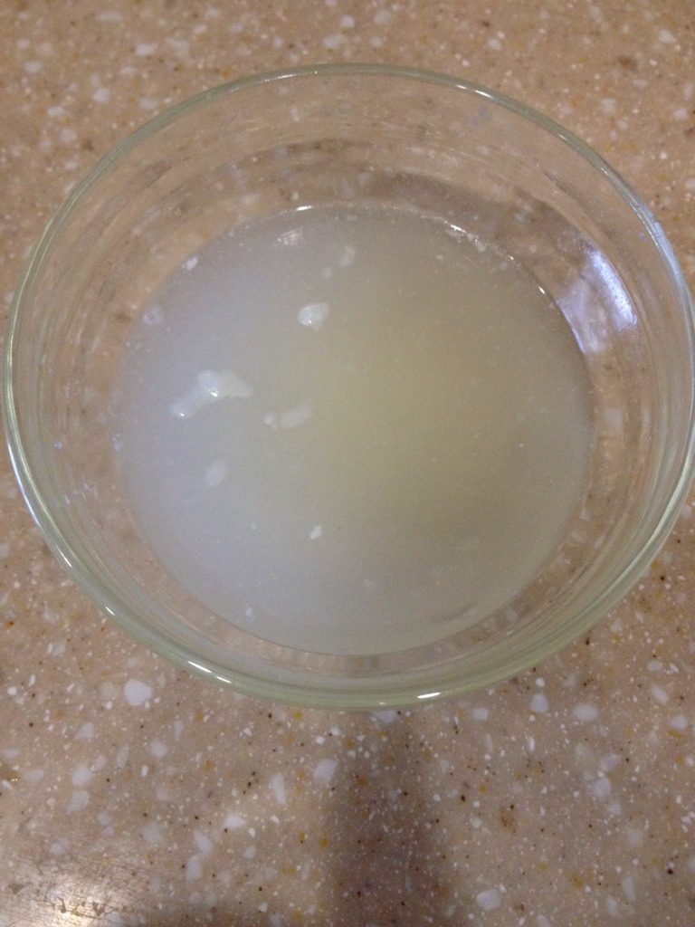 Yaya的“扬州狮子头”,加少许淀粉，向一个方向搅拌，边搅拌边滴入<a style='color:red;display:inline-block;' href='/shicai/ 845'>高汤</a>直到肉馅上劲