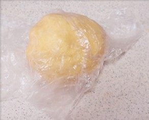肉桂苹果派,入保鲜袋冷藏1小时;(面团揉成团即可,不要过分揉,以免影响烘烤后的酥脆程度)