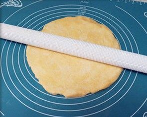 肉桂苹果派,将冷藏好的面团取出,擀成面皮