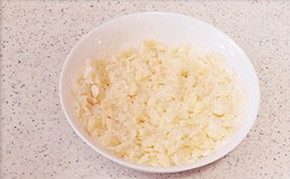 肉桂苹果派,另外再取一些材料外的面粉和软化的黄油用手捏成面包屑的样子,再混入细砂糖