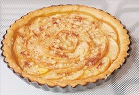 肉桂苹果派,放入预热200°C的烤箱,烤30分钟,直至金黄
