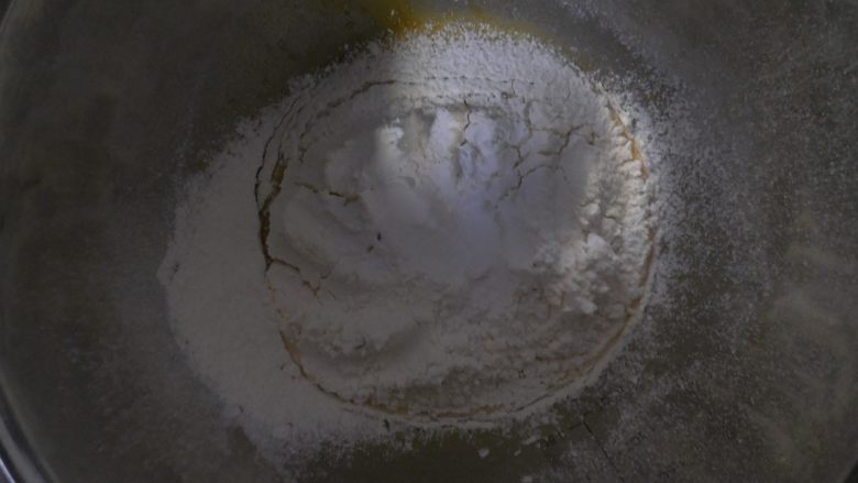 百香果小蛋糕,将<a style='color:red;display:inline-block;' href='/shicai/ 702'>泡打粉</a>和面粉混合，过筛到蛋液盆子里