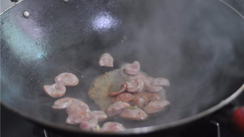 四季豆炒肉肠,放入香肠，炒至微微变色
