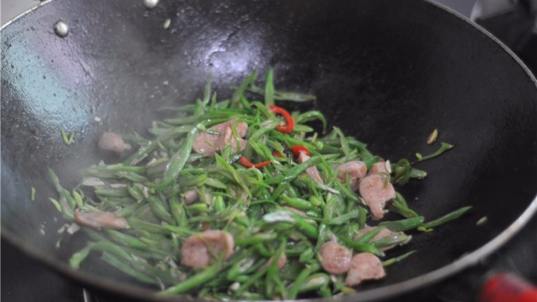 四季豆炒肉肠,翻炒至四季豆熟透