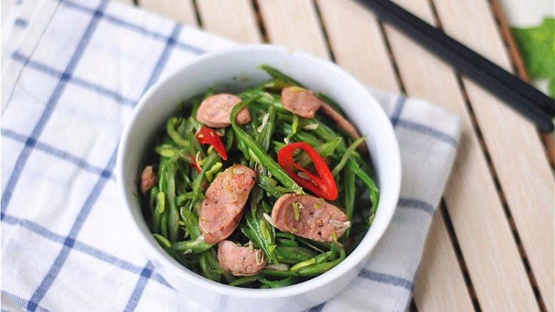 四季豆炒肉肠,加盐调味