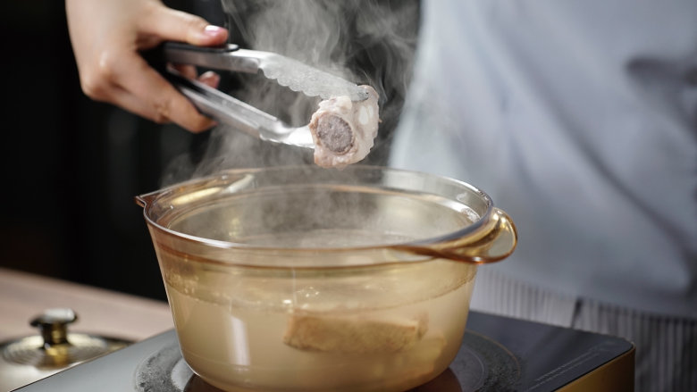 肉骨奶茶，美肤补钙停不下来！,将猪肋排放到开水里面煮熟。
