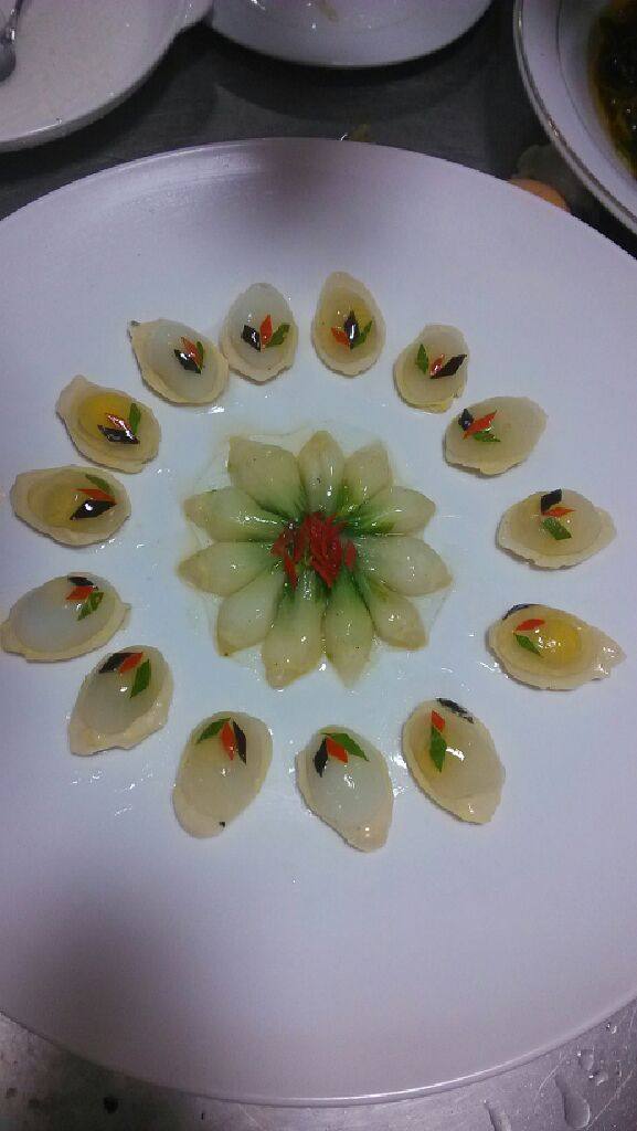 瓢儿鸽蛋,找几个小勺子,勺中抹油放肉馅,抹蛋液放鸽蛋,放蒸笼,蒸熟拿出,明油摆盘即可!