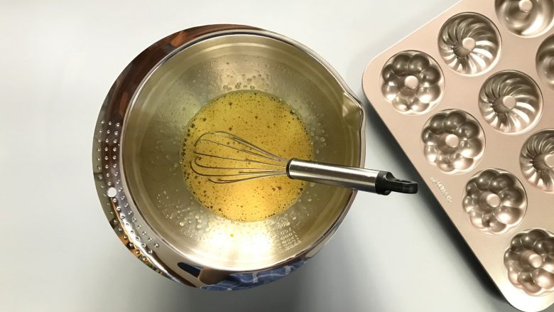 玫瑰玛德琳,打至糖融化,蛋液变得稍粘稠样。
