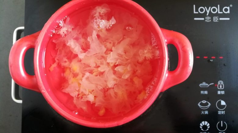 菠萝银耳羹,砂锅里加入大约1L凉水,放入银耳
