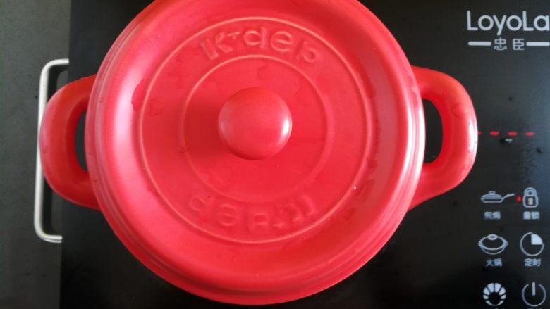 菠萝银耳羹,盖上砂锅盖子,中火煲1小时