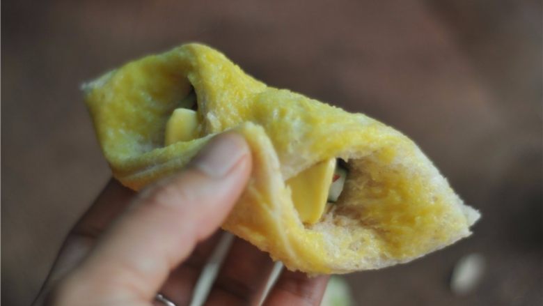 芝士土司夹,表面刷上鸡蛋液,用手稍微按压下