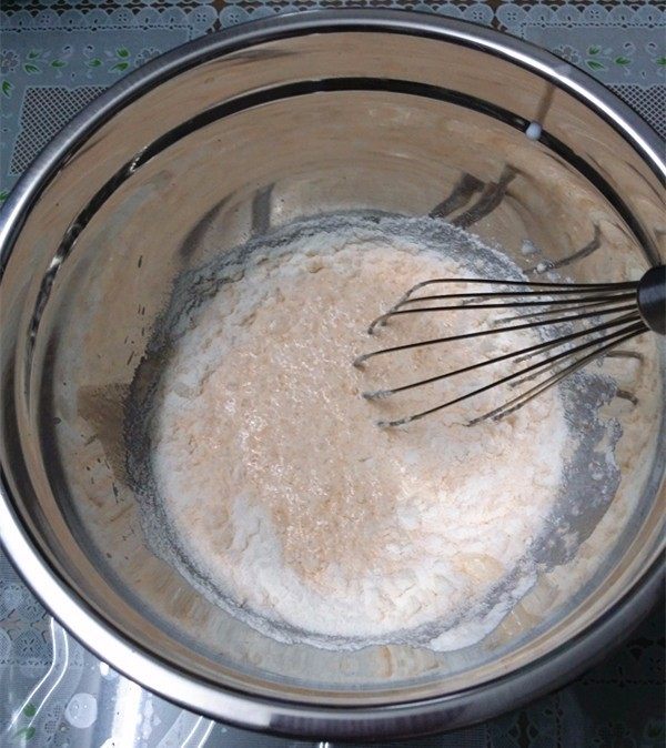 芒果牛奶冰激凌,用蛋抽搅拌至无颗粒后,倒入一个可带盖有大碗中