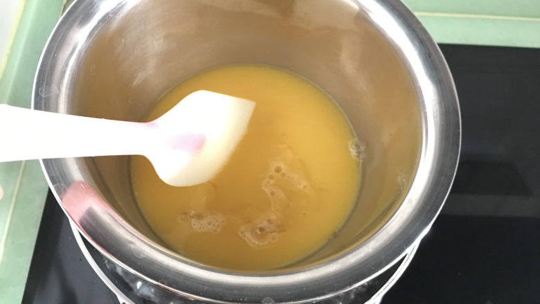 8寸芒果慕斯蛋糕,做镜面:橙汁200ml加提前软化的5克吉利丁片,同样隔热水进行融化.待凉后备用。