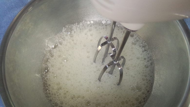 抹茶波点蛋糕卷,糖分三次加入蛋白内。电动打蛋器打至鱼眼泡,加入三分之一糖。