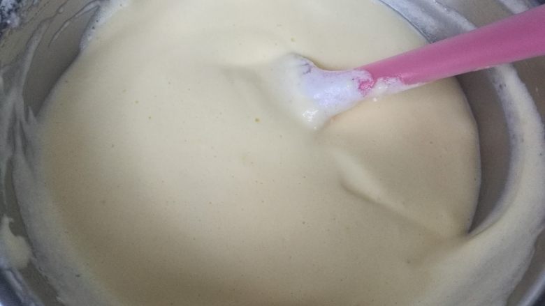 抹茶波点蛋糕卷,裱花袋剪一个小口,小点就好,太大不好掌握。在铺了油纸的烤盘挤出波点(可以提前画好,或电脑打印好)。放入预热好的烤箱烘烤1分钟即可。
