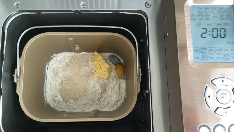 肠仔面包卷,将所有面包材料放入东菱1352AE-3C面包机中,启动标准面包菜单进行揉面。