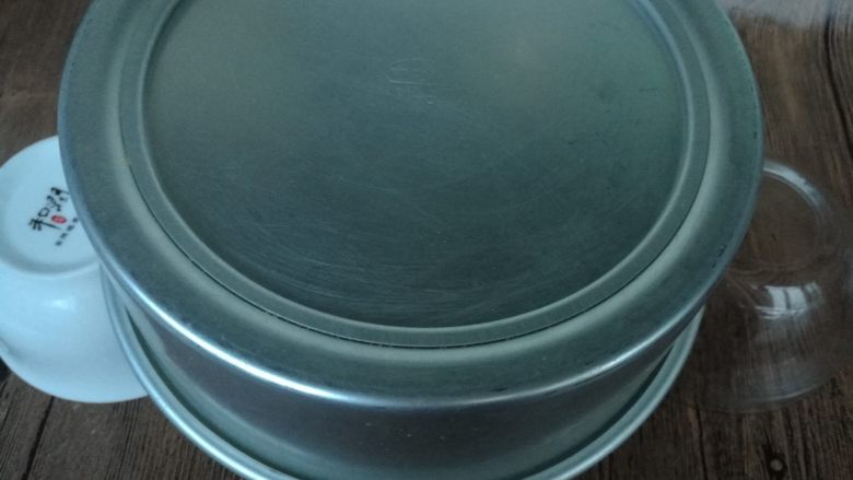 拉花斑马心戚风,烤好后出炉轻震两下,震出热气,立刻倒扣烤网,晾凉后再脱模。