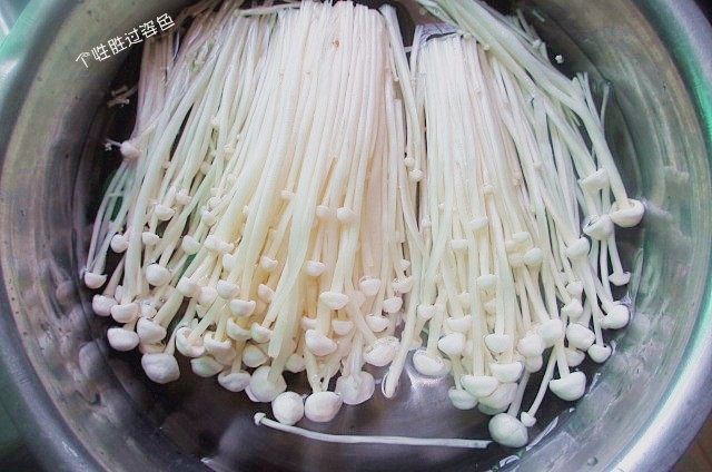 砂锅千张,金针菇洗干净切去根,洗干净待用