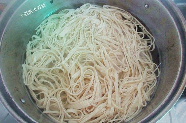 砂锅千张,放入滚水中稍加汆烫去豆腥味