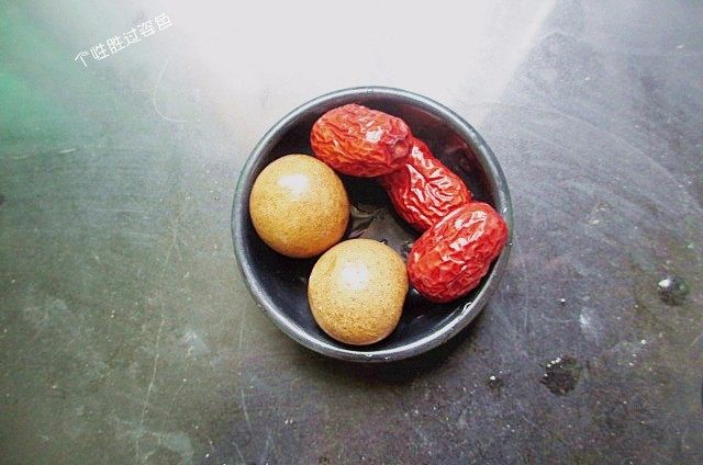 砂锅千张,干桂圆、红枣待用,也是作为底汤的调味,具有吃辣不上火作用,