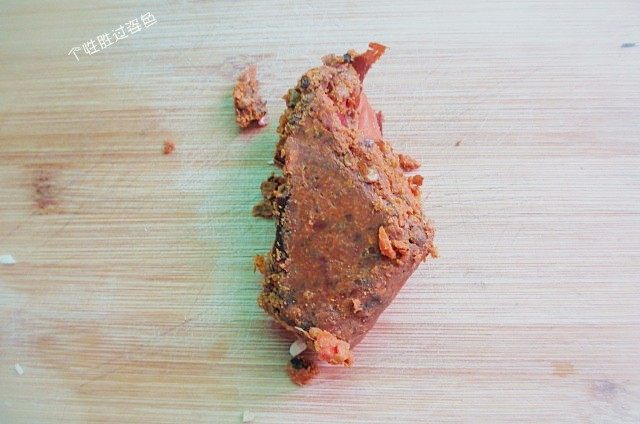 砂锅千张,四川牛油火锅底料一块,我喜欢吃这种川味的,感觉比较有味