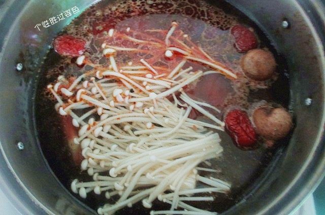 砂锅千张,骨头汤煮开后,加入干桂圆、红枣、金针菇、番茄、火锅底料