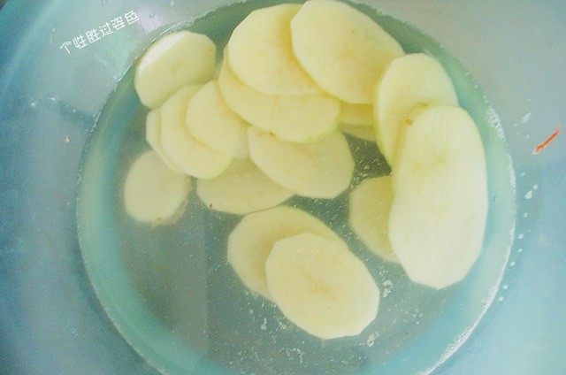 砂锅千张,土豆去皮,切成片,放入水里防止氧化