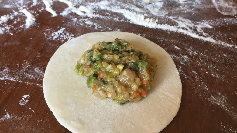 青南瓜肉包,放入馅料;