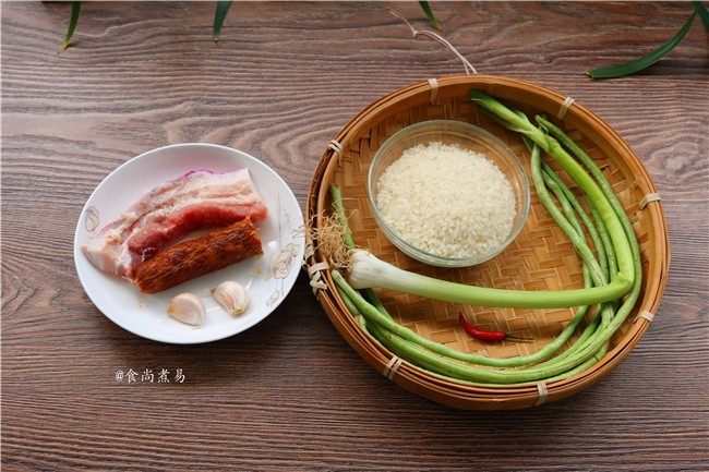 五花肉蒜香腊味焖饭,备好食材