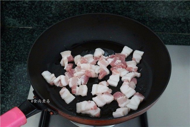 五花肉蒜香腊味焖饭,热锅，倒入少许油，下五花肉煸出油脂