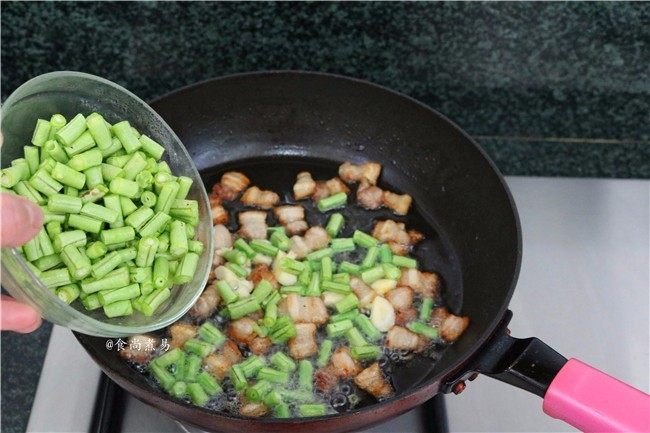 五花肉蒜香腊味焖饭,加入豆角炒至皮起皱