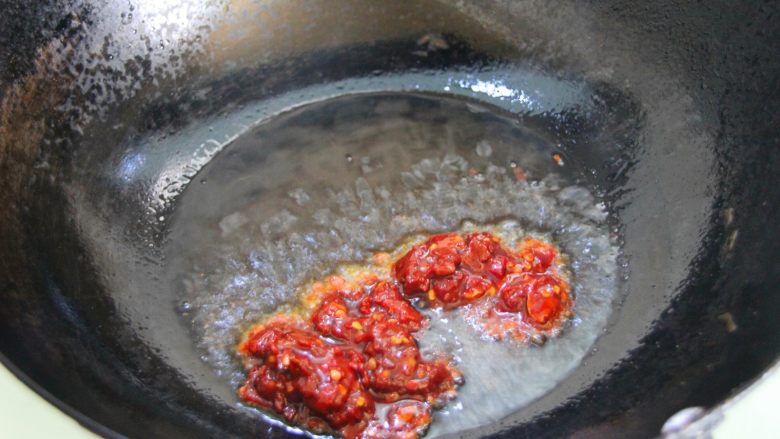 香辣烤鱼,炒锅烧热之后倒入适量的食用油,中小火,放三大勺<a style='color:red;display:inline-block;' href='/shicai/ 46964'>郫县豆瓣酱</a>。