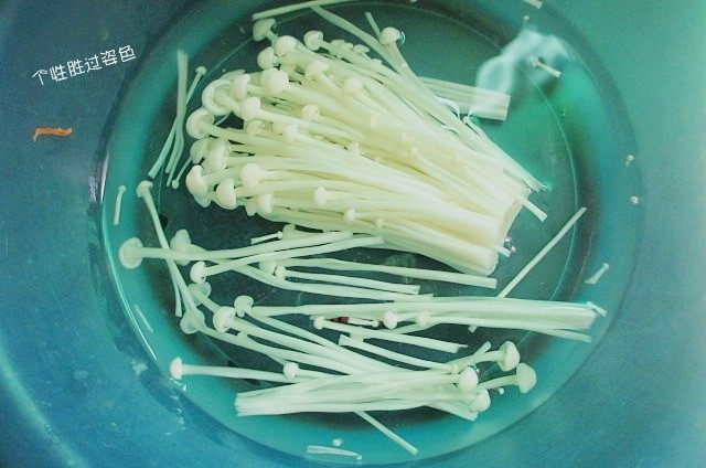 凉拌豆腐皮,金针菇切根,泡在盐水里,方便降低农药残留