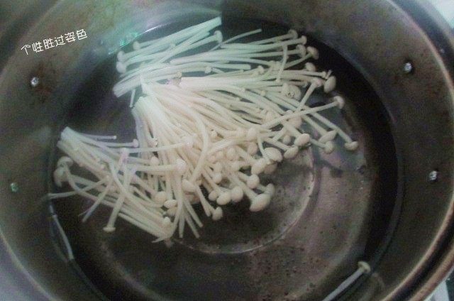 凉拌豆腐皮,烧锅开水,把洗干净的金针菇放入热水里篡烫