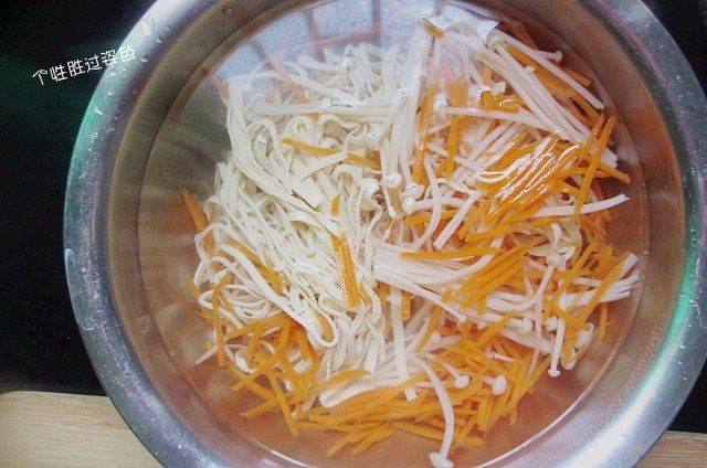 凉拌豆腐皮,把篡烫好的食材捞出放入冰水里,让食材保持爽脆度