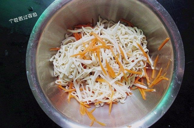 凉拌豆腐皮,倒掉盆里的冰水,控干水份