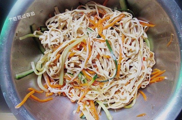 凉拌豆腐皮,戴上一次性手套,用手进行凉拌,充分让所有食材喝饱凉拌汁