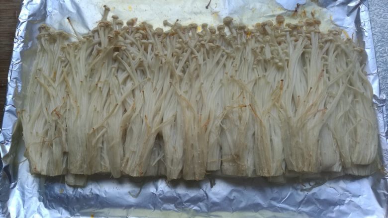 香烤金针菇,取出金针菇,倒掉水分。