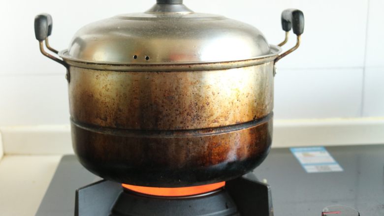 土豆丝卷饼,盖上盖子蒸,然后开始擀下一个饼,擀好之后,再打开盖子把饼摞在上面继续蒸。