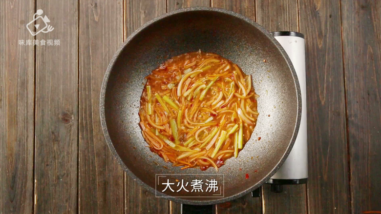 泡面已经过时了,方便面炒着吃才够味 ,大火煮沸
